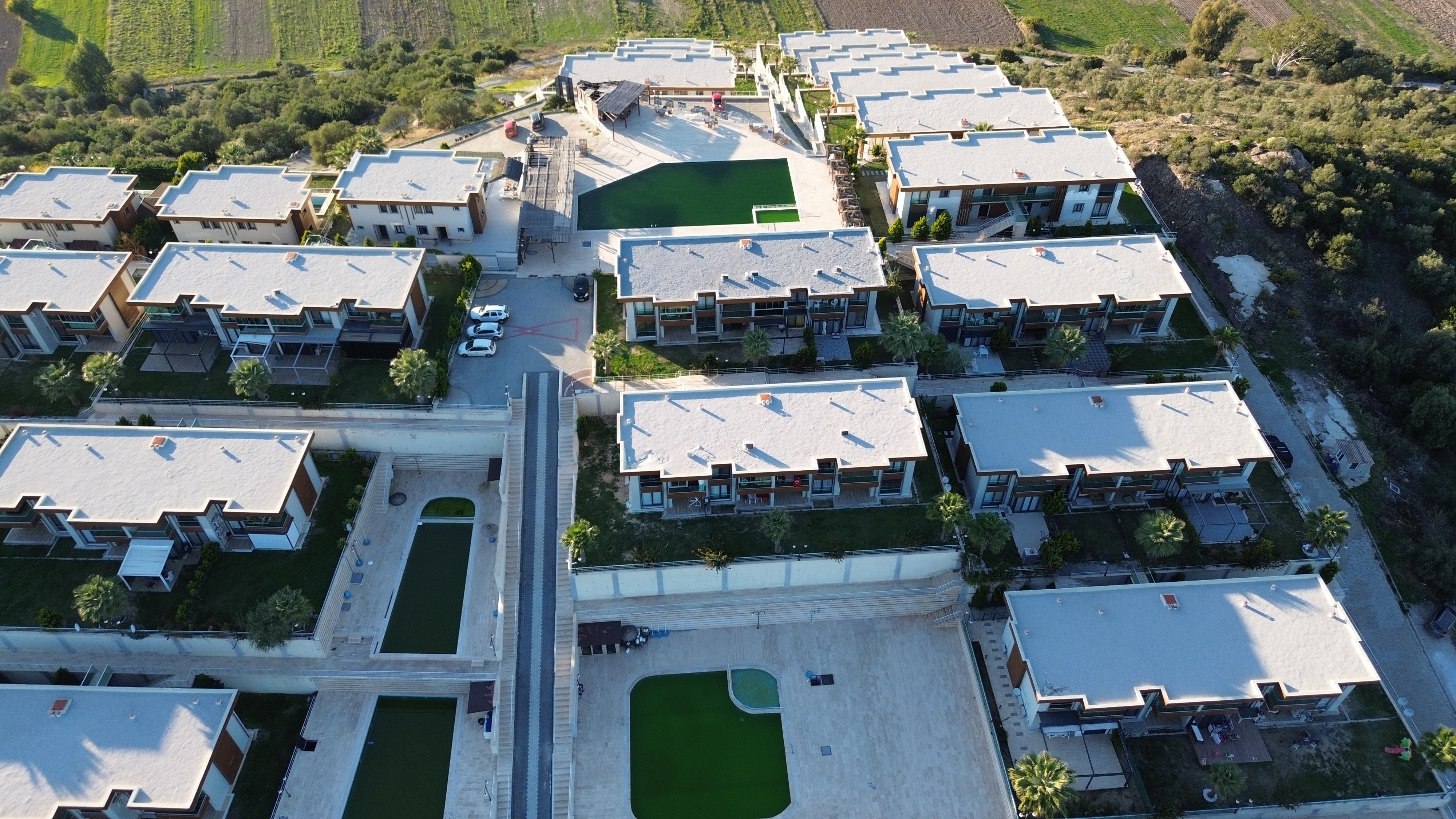 BODRUM'A 20DK, HAVAALANINA 10DK GÖL MANZARALI HAVUZLU SİTEDE 2+1