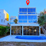 Kıyıkışlacıkta Özel Plajlı Sitede Havuzlu Deniz Manzaralı Villa