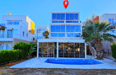 Kıyıkışlacıkta Özel Plajlı Sitede Havuzlu Deniz Manzaralı Villa