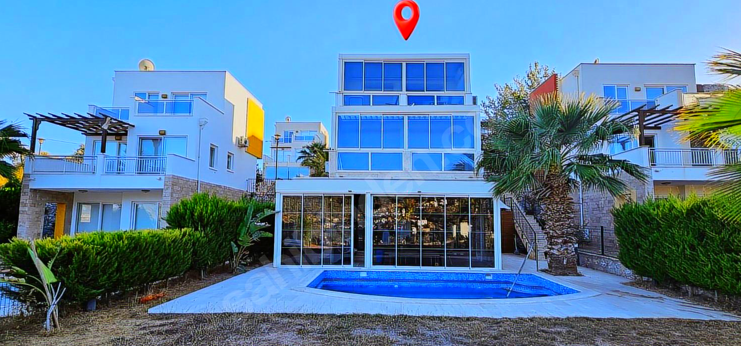 Kıyıkışlacıkta Özel Plajlı Sitede Havuzlu Deniz Manzaralı Villa